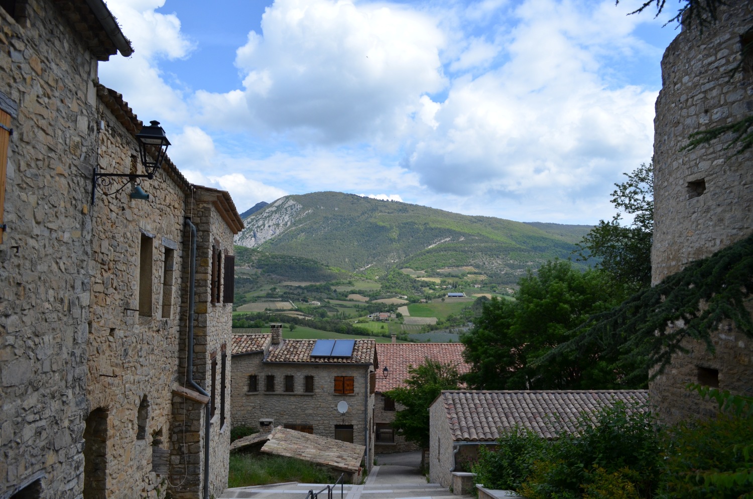 Saint-Auban-sur-l'Ouvèze et la Montagne de Clavelière en arrière-plan
