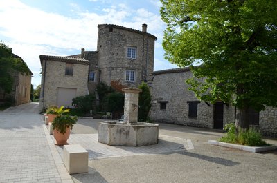 La place Montferrane à Saint-Auban-sur-l'Ouvèze © Pauline Amberg - PNR des Baronnies Provençales
