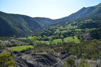 Paysage de marnes dans la vallée du Rosanais © Pauline Amberg - PNR des Baronnies Provençales