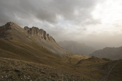 Vue depuis le col sur les chalets de Furfande dominés par la crête de Croseras