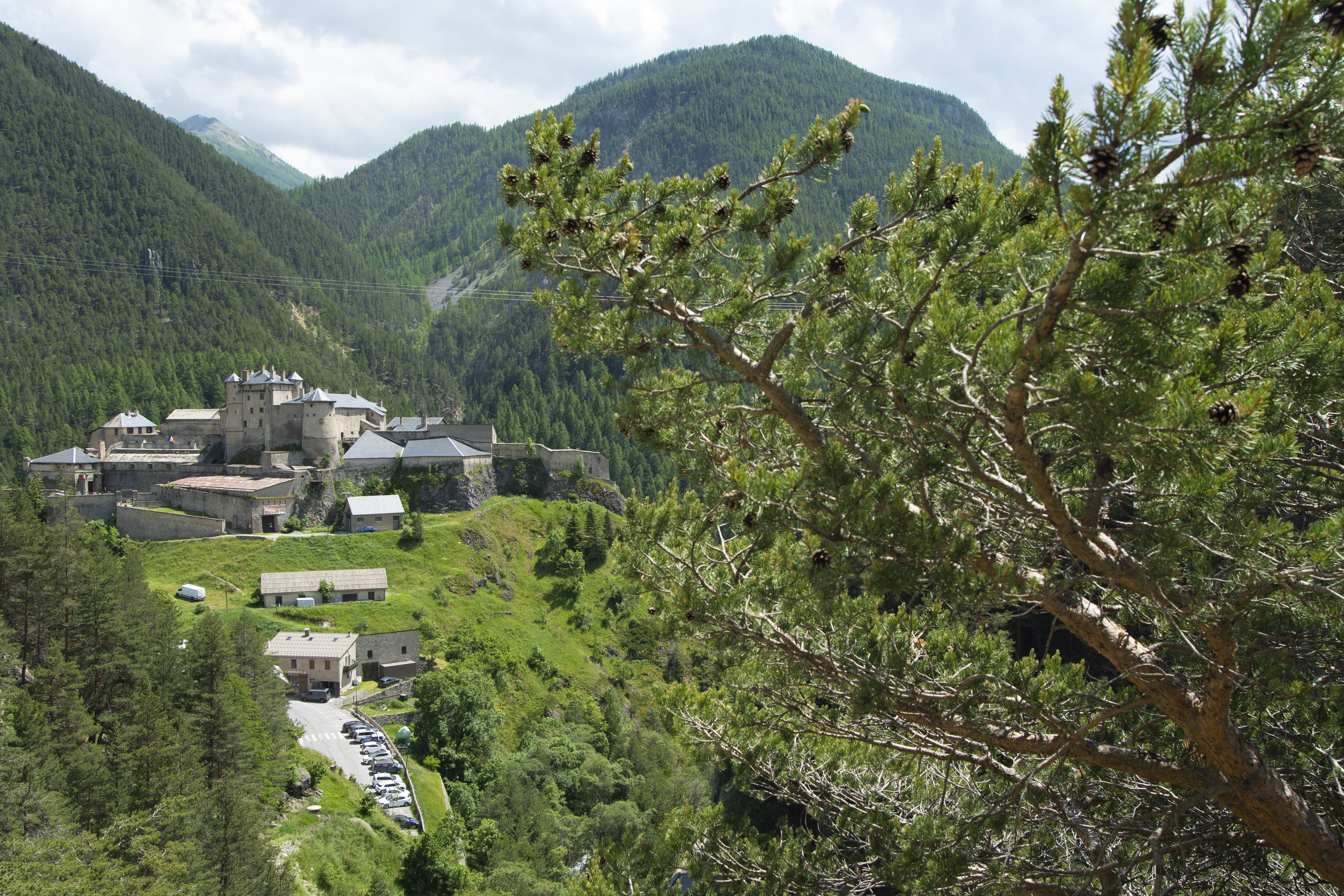 Vue sur Château-Queyras dans la montée à Souliers