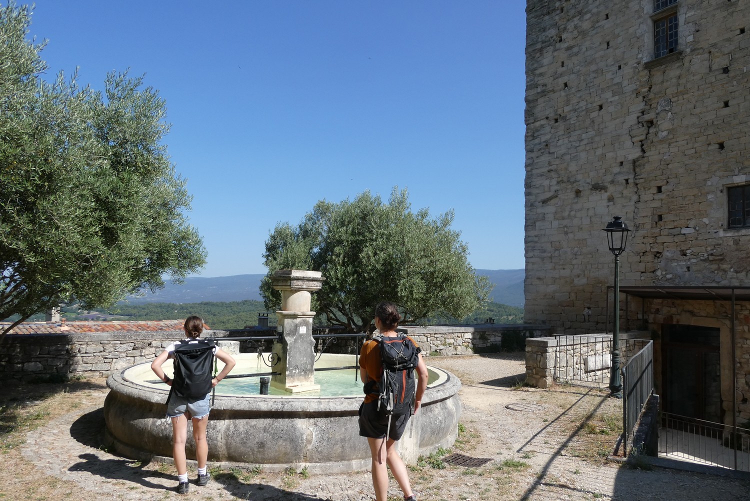 Fontaine et château de Caseneuve