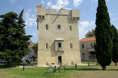 Vélo devant la Tour Saint-Louis