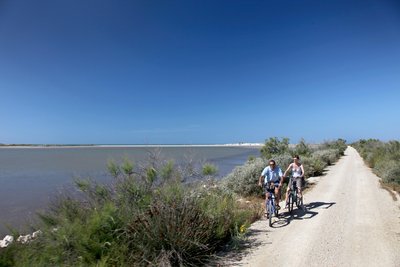 Cyclistes effectuant le circuit des Flamants roses et du sel