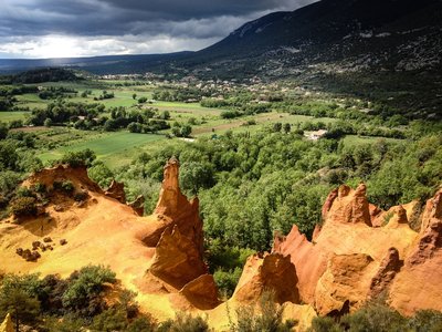 Cheminée des fées et le village de Rustrel