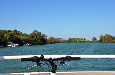 Vélo sur le bac du Sauvage 