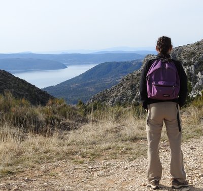 En admirant le lac de Sainte Croix