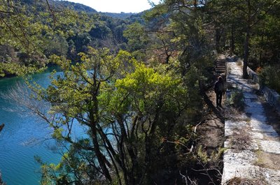 Sur le sentier le long des berges
