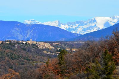 Vue sur Puimoisson et les Alpes