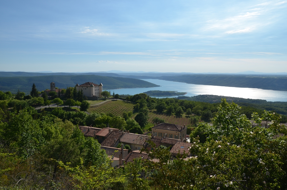 Le Château d'Aiguines et le Lac
