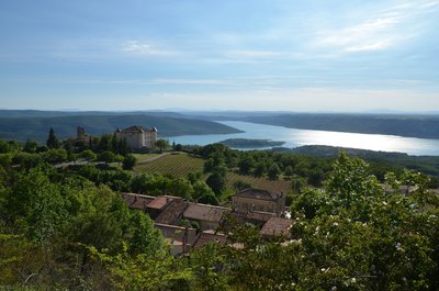 Le Château d'Aiguines et le Lac