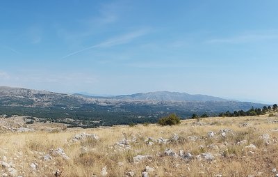 Vue sur le plateau de Calern et la montagne du Cheiron