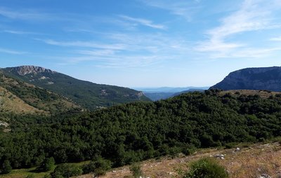 Paysage sur le village de Courmes et la Méditerranée